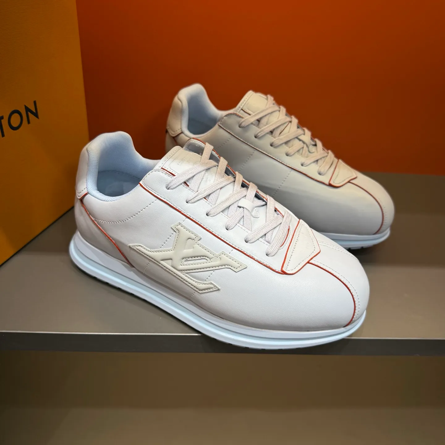 P540 Size 38-45 LV 🫏The colorful interpretation of BUTTERSOFT sneakers combines sheepskin, The colorful interpretation of LV BUTTERSOFT sneakers combines sheepskin and calfskin, bringing a super soft feel. Designed by Pharrell Williams, this '60s-inspired shoe features a padded upper that's been crafted by Louis Vuitton craftsmen to further enhance the comfort of the leather. In addition to the LV initials, it features multiple signatures, including natural leather trim and an embossed pattern of Pharrell Williams and lobster on the side, referencing the Fall/Winter 2025 men’s show. A must-have artifact for fashionistas✅
